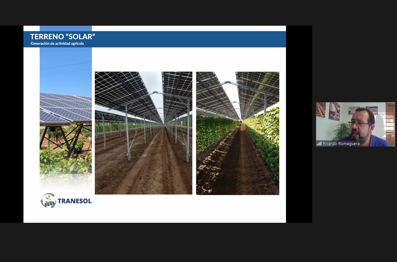 Ricardo Romaguera explicando las comunidades agrofotovolcaicas