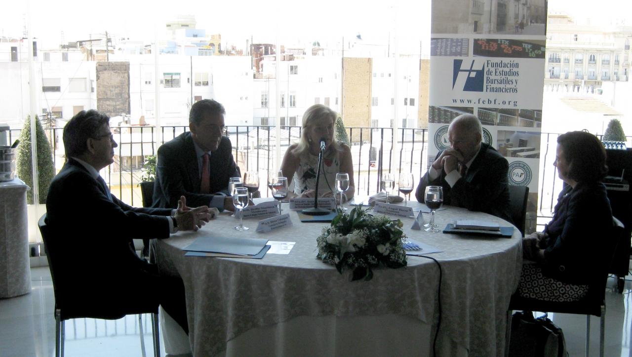 Conferencia de Isabel Estapé, Notaria de Madrid y miembro de la Real Academia de Ciencias Económicas y Financieras