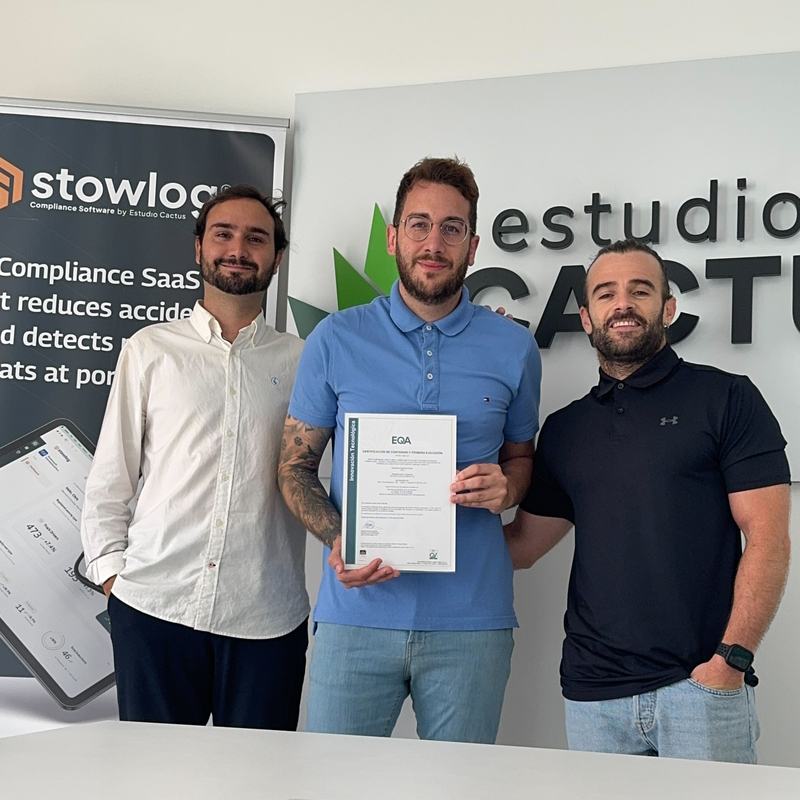 Founders de Estudio Cactus mostrando el certificado de Innovación Tecnológica