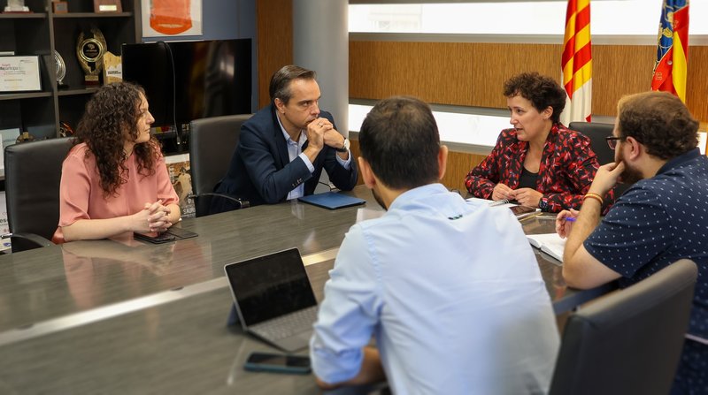 Ignacio Sainz de Baranda y Alexandra Badoiu con la alcaldesa de Onda, Carmina Ballester