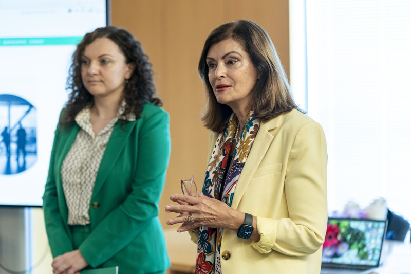 Alexandra Badoiu y Ana Botella, en la apertura de la sesión