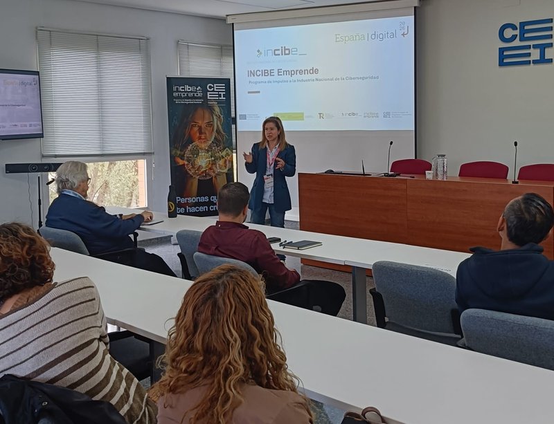 Lourdes D. Garc�a, de CEEI Valencia, explicando el programa Incibe Emprende.