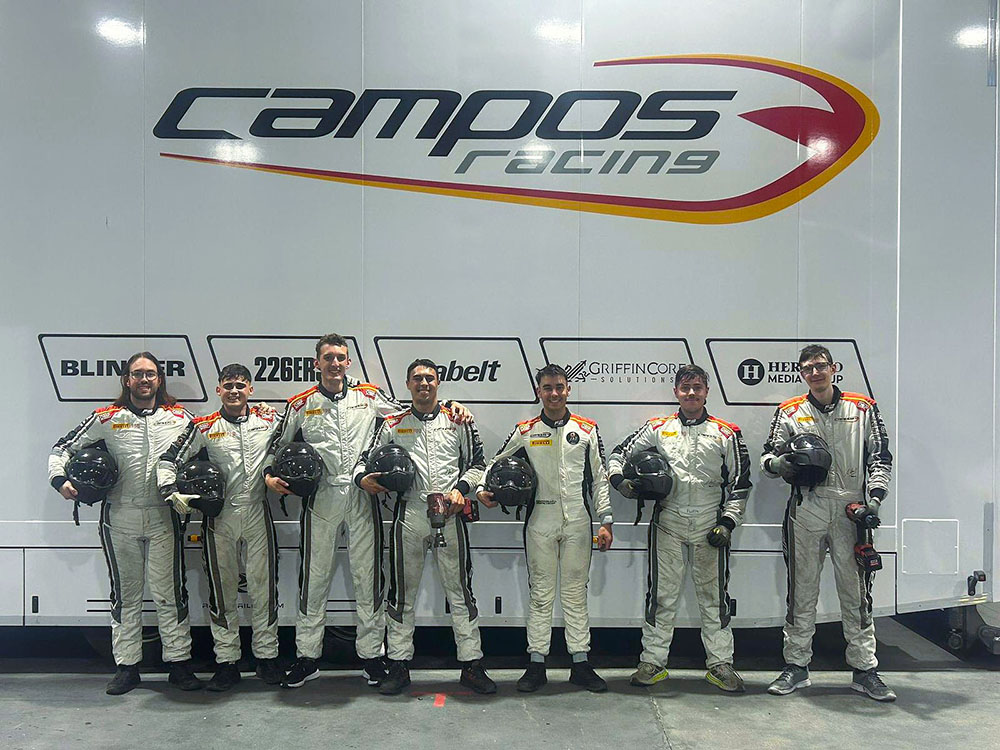 Alumnado de Mecánica de Competición simula un pit stop en una sesión práctica